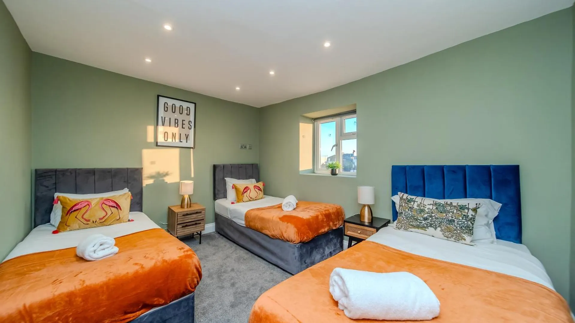 Brighton Beach Pad I Three Bedroom Apartment Next To Brighton Beach